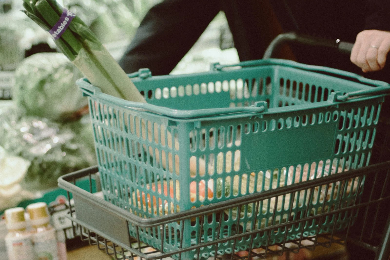 買い物をしている人の写真